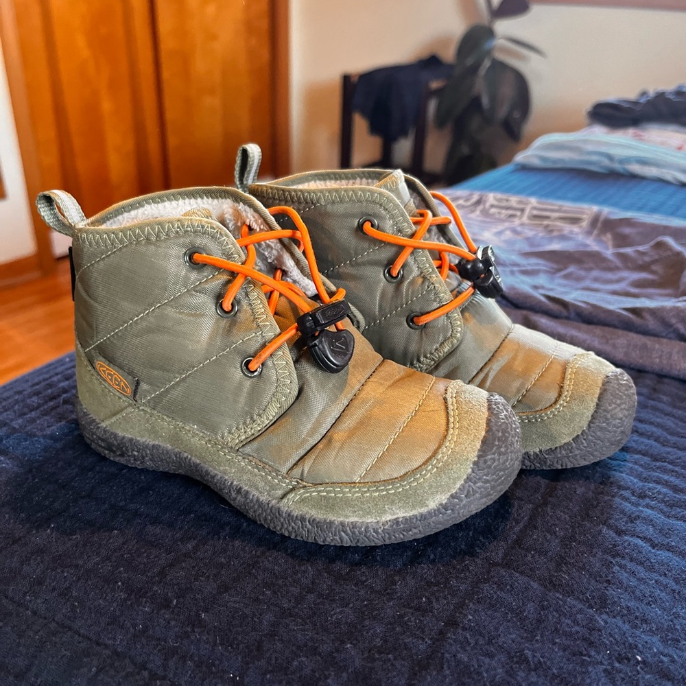 KEEN Howser 2 Quilted MidHeight Waterproof Durable Chukka Boots 11 US Little Kid